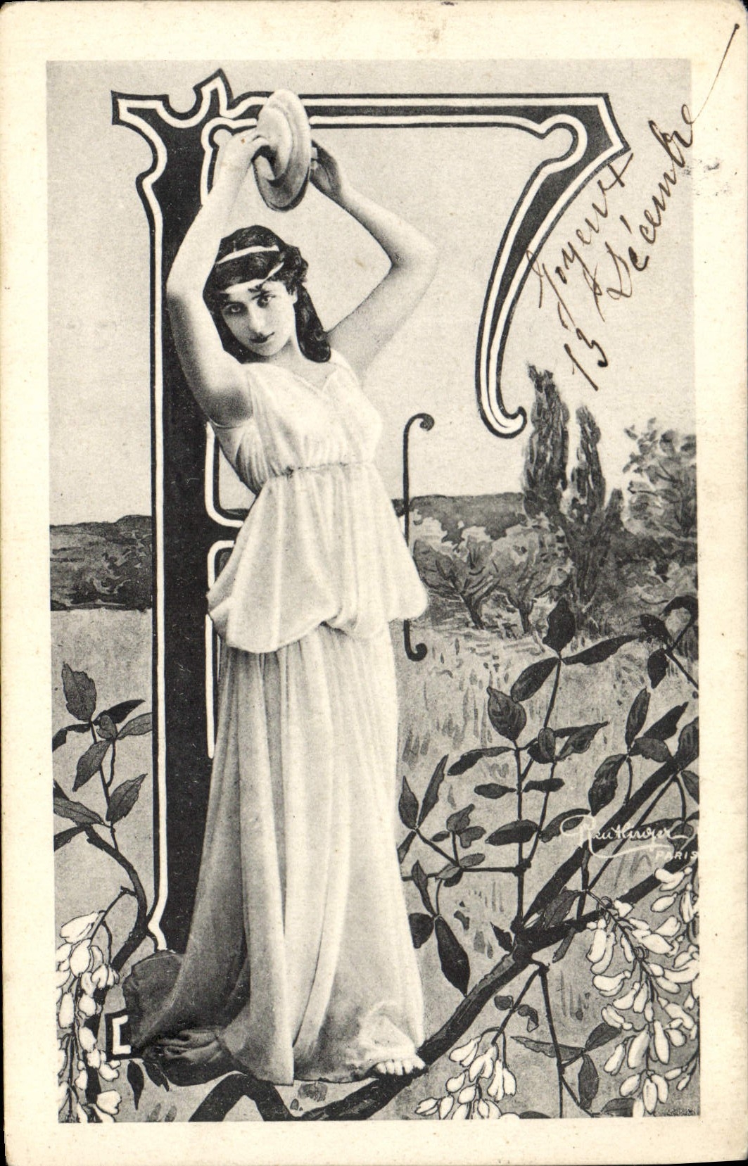 Femme en robe antique — décor floral — éditeur P. Gauthier, Paris