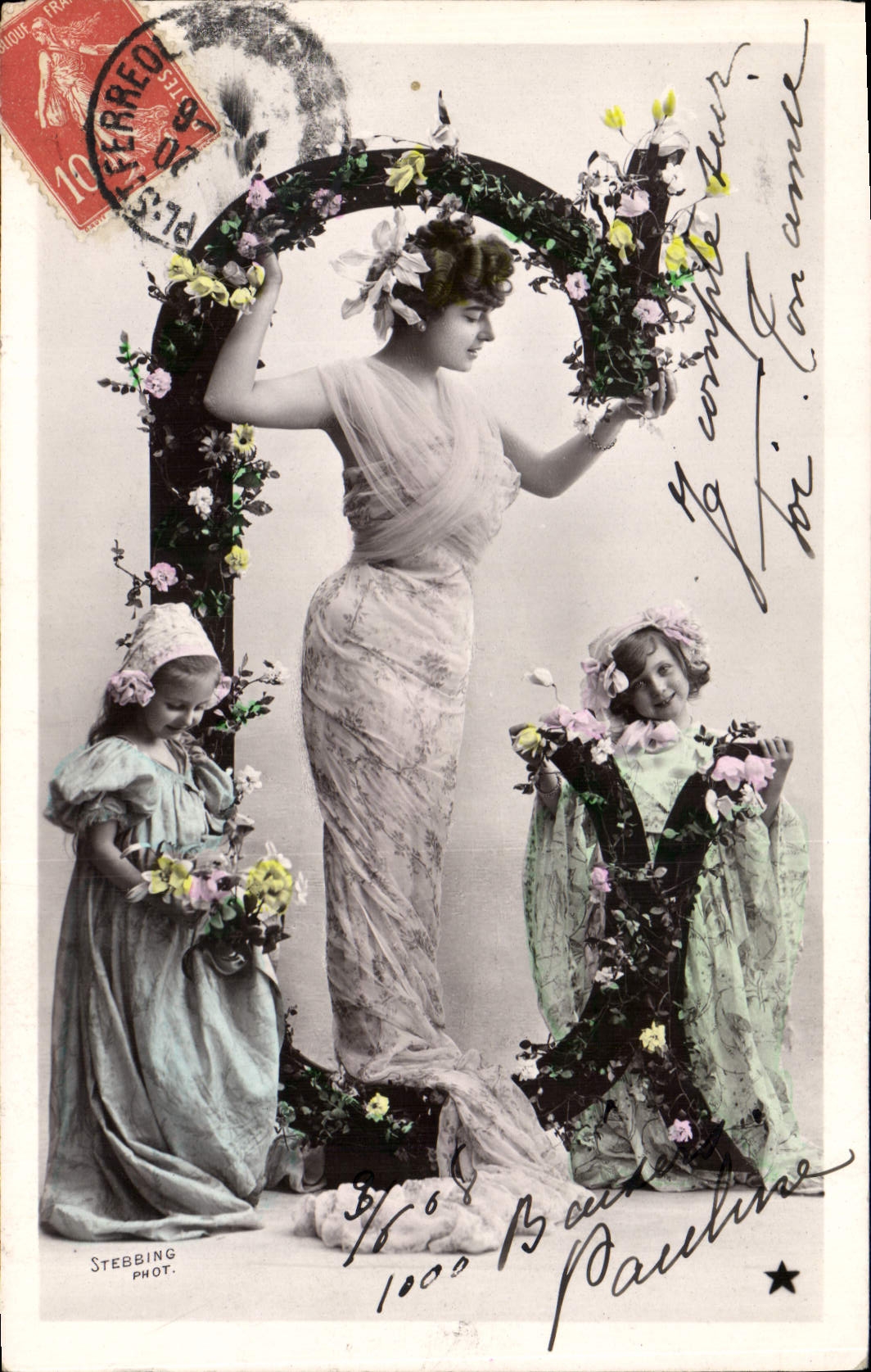 Femme et deux enfants dans un cadre floral — Stebbing Phot. — n° 1000