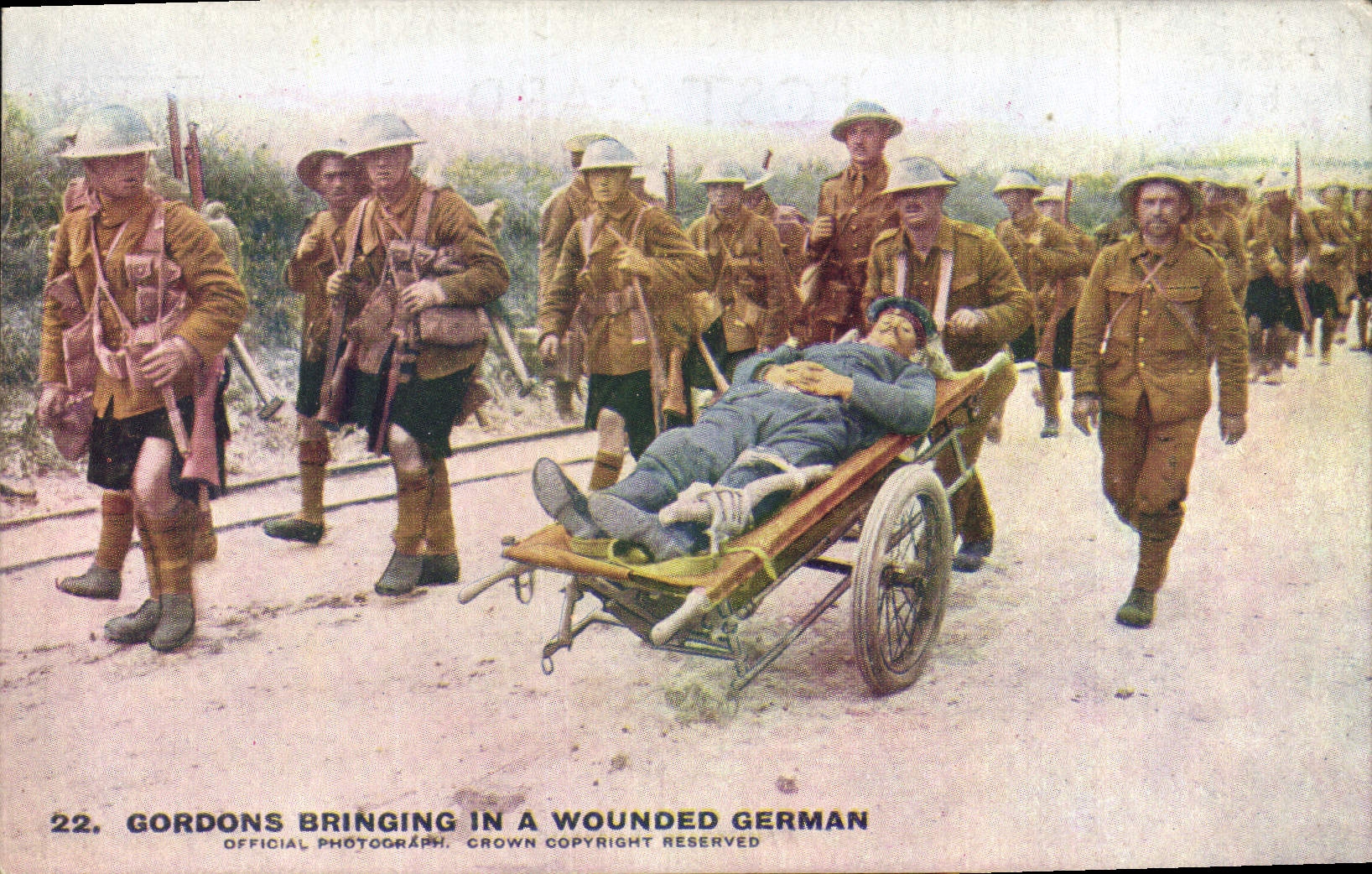 Gordons portant un soldat allemand blessé — Daily Mail Battle Pictures, série III, n°22