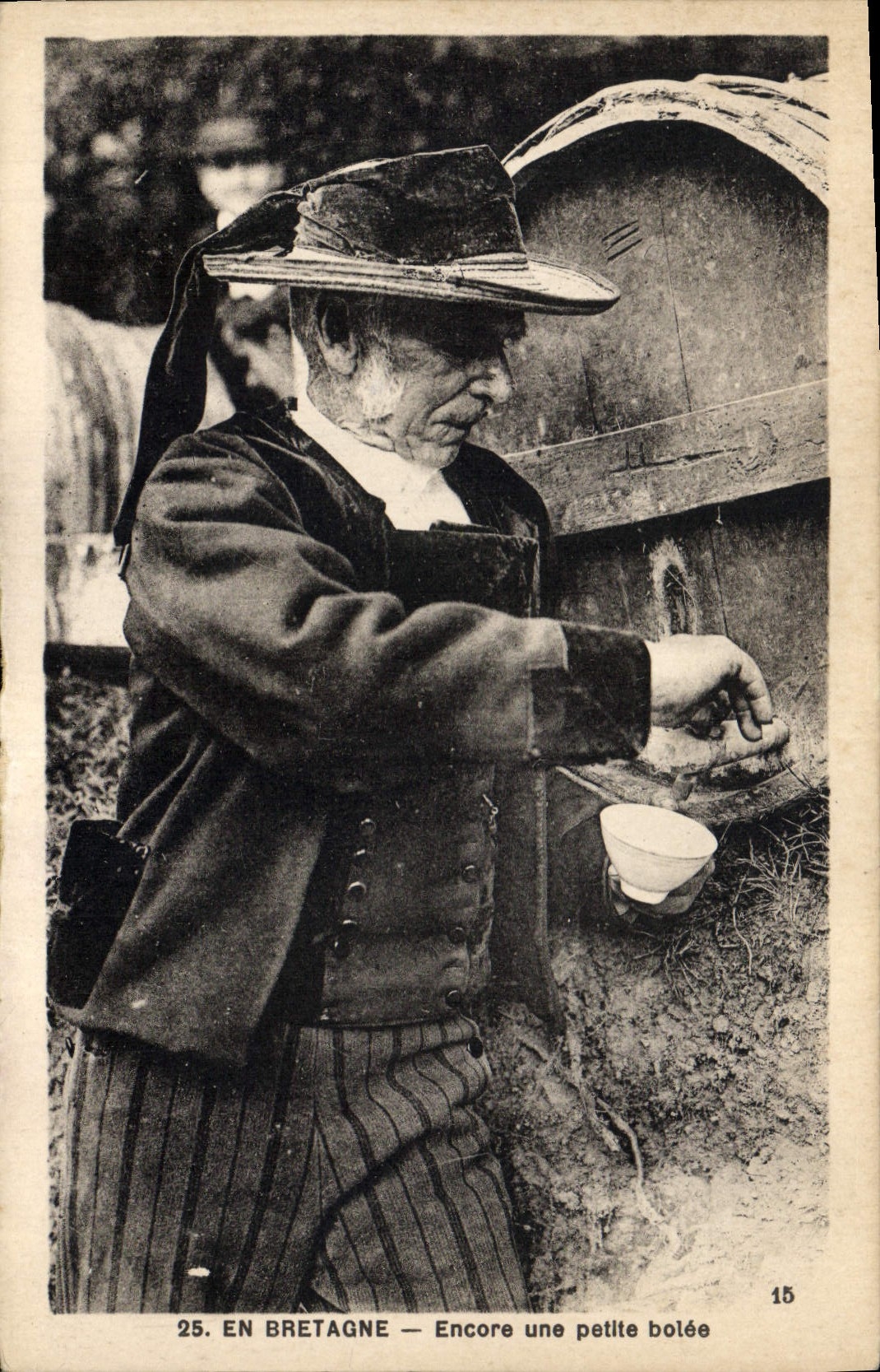 CPA Folklore Bretagne Encore une petit bolee