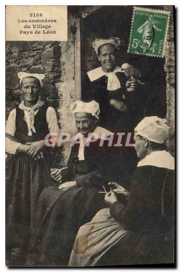 CPA Folklore Les commeres du village Pays de Leon