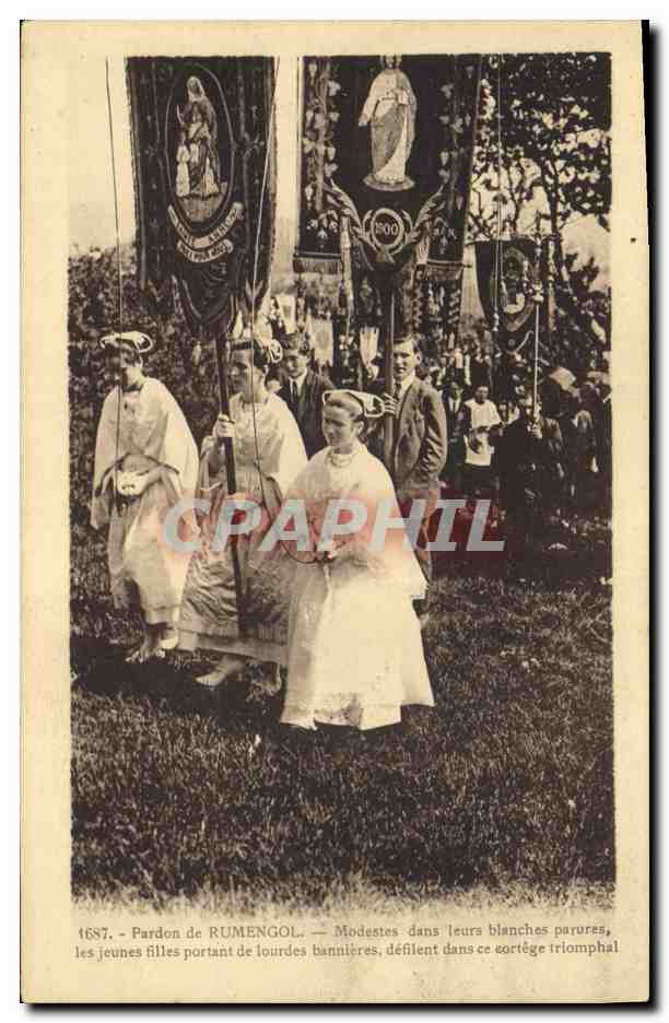CPA Folklore Pardon de Rumengol Les jeunes filles portant de lourdes bannieres