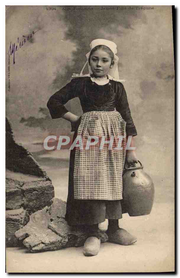 CPA Folklore A la fontaine Jeune fille de Tregune