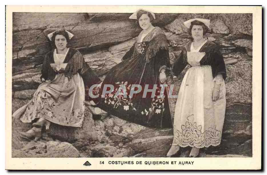 CPA Folklore Costumes de Quiberon et Auray