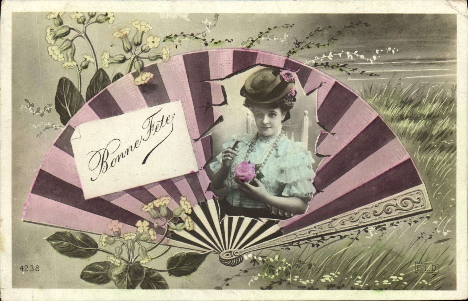 CPA Fantaisie Femme Eventail 