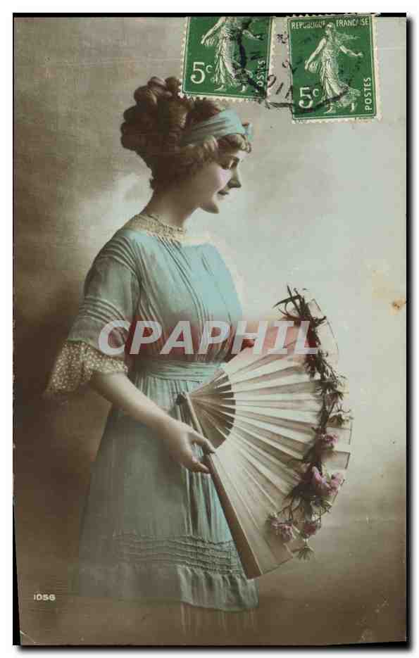 Jeune femme en robe bleue tenant un éventail — éditeur I.O.S.S.