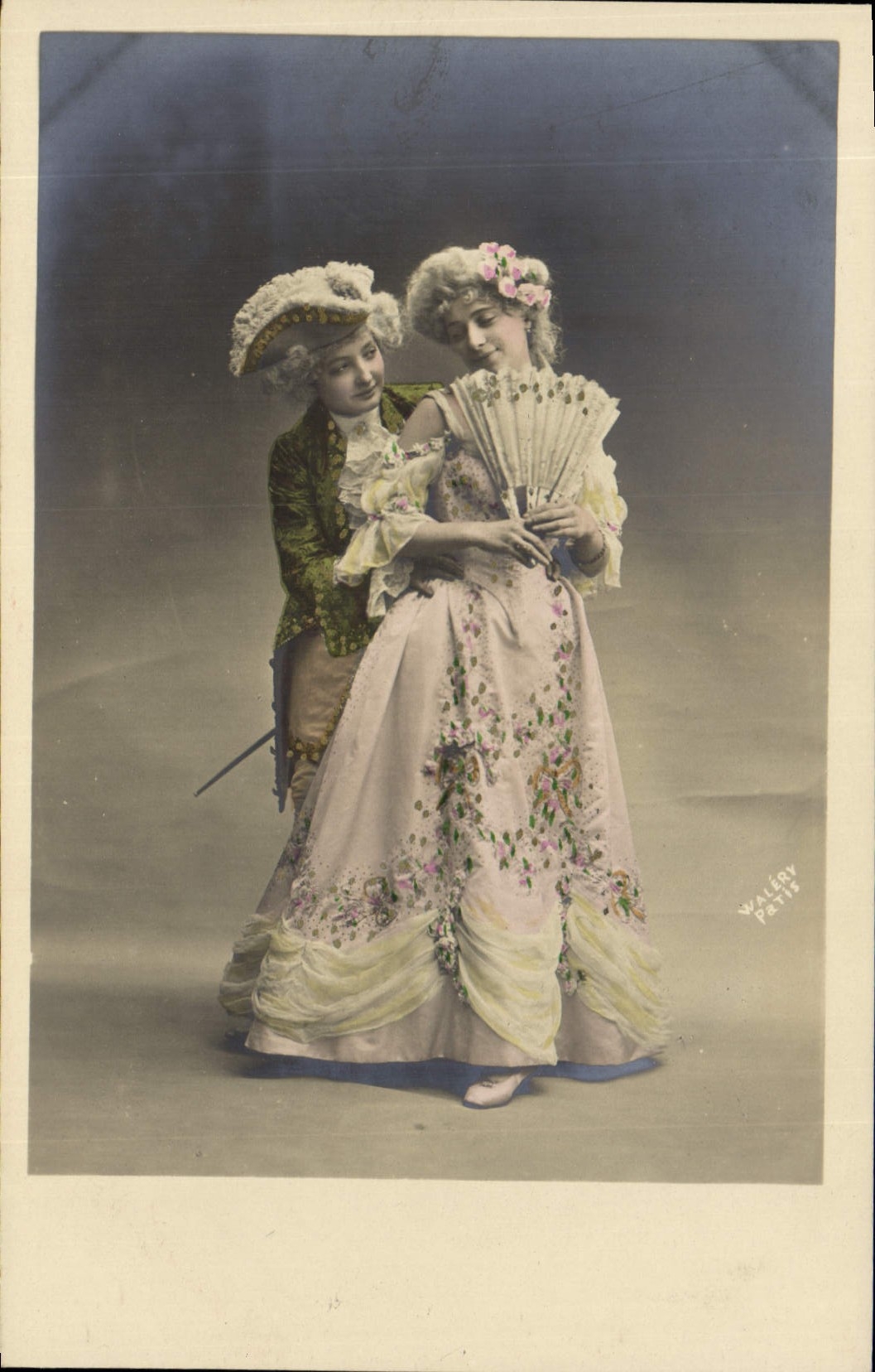 Deux personnages en costume d'époque — Walery Paris