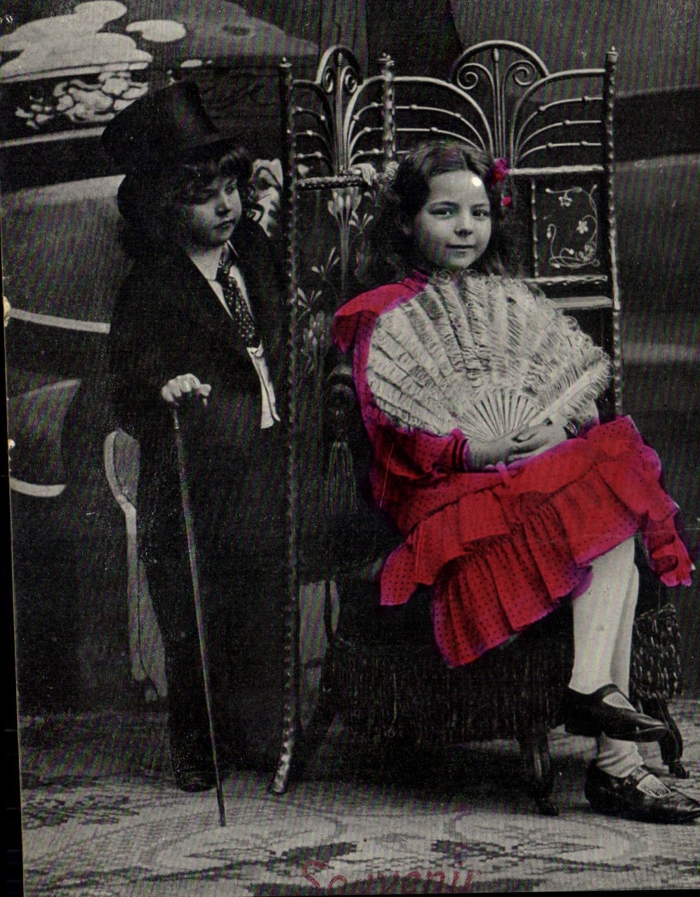 Deux enfants en tenue de scène — photographie studio — éditeur 'Sovvenyu' n°517