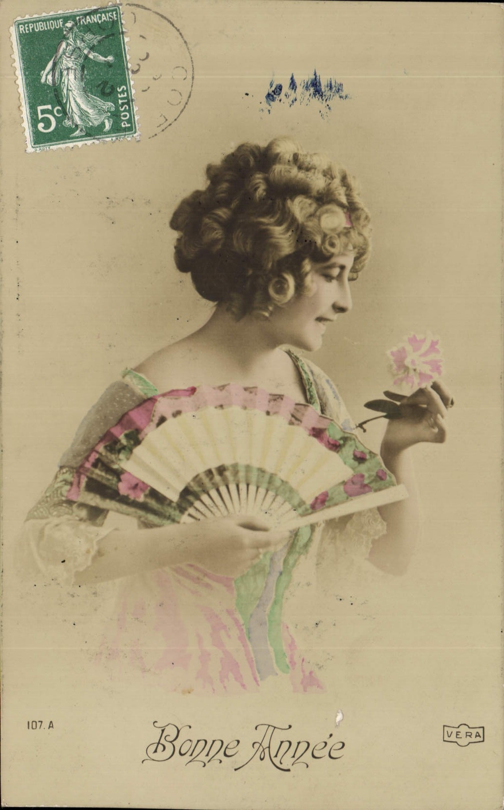 Femme tenant un éventail et une fleur — Bonne Année — VERA, n° 107.A