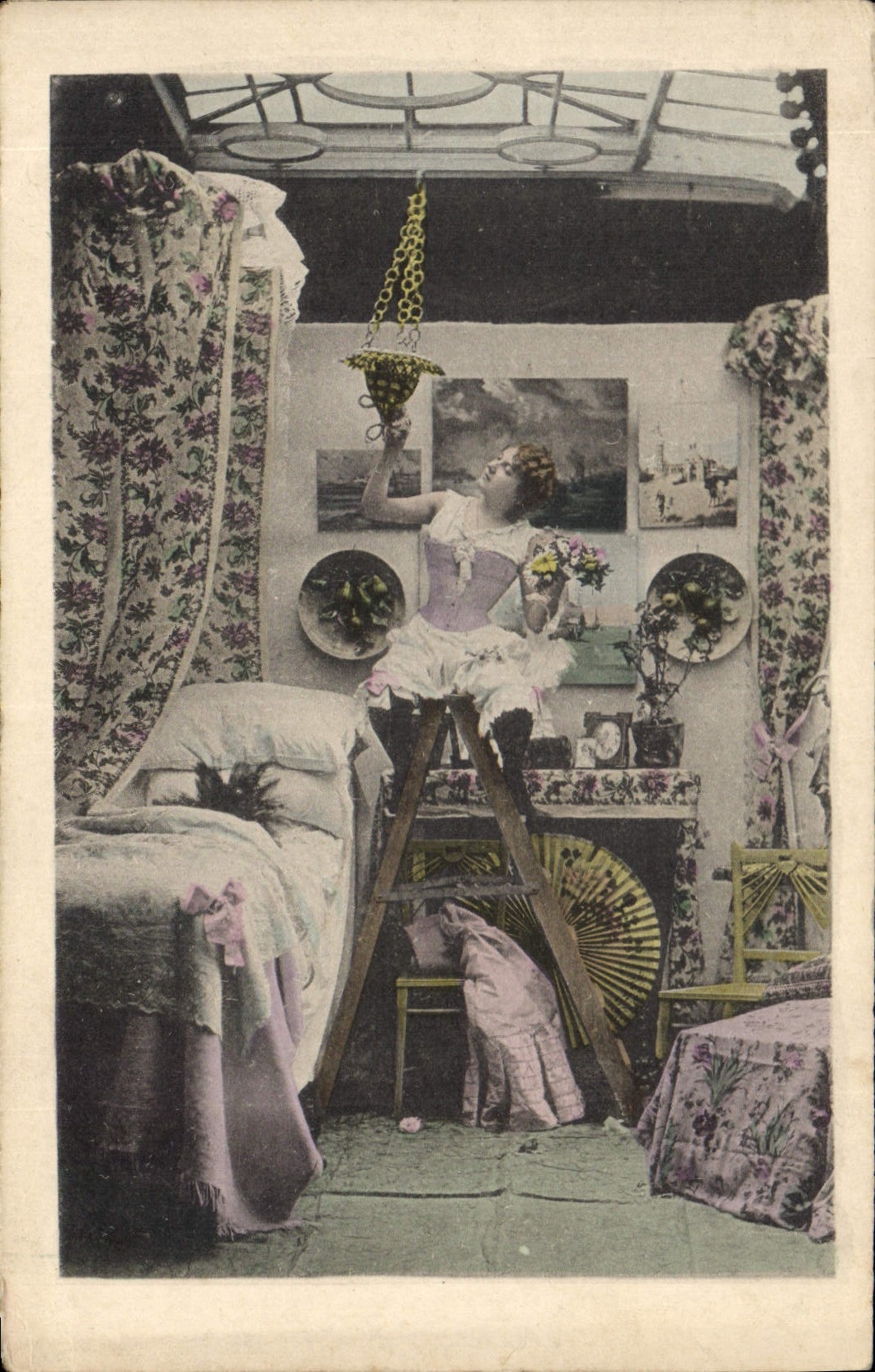 CPA Fantaisie Femme Eventail