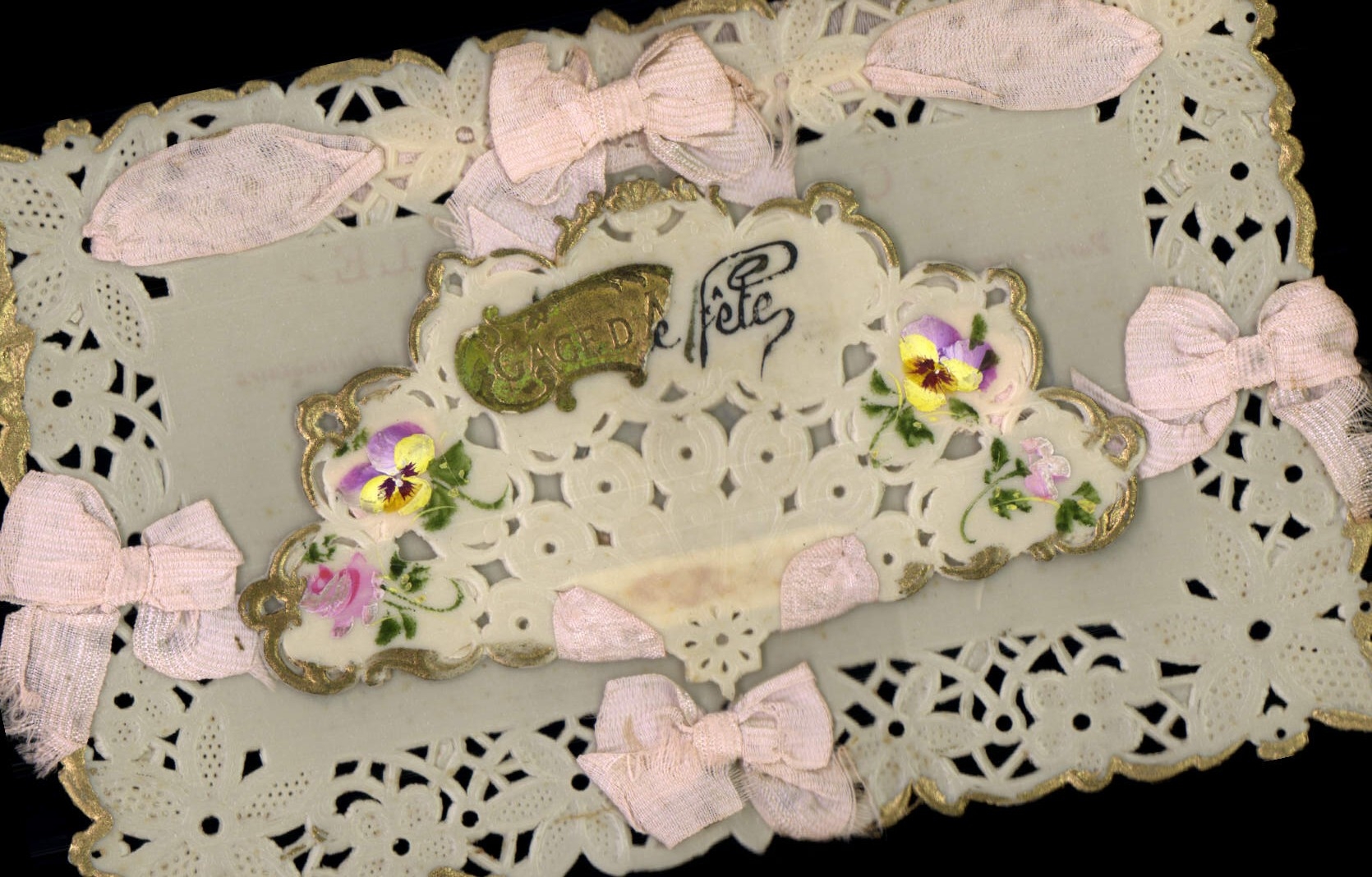 Tarjeta postal antigua — decorada con encaje, cintas y flores — editada por C. Gaged