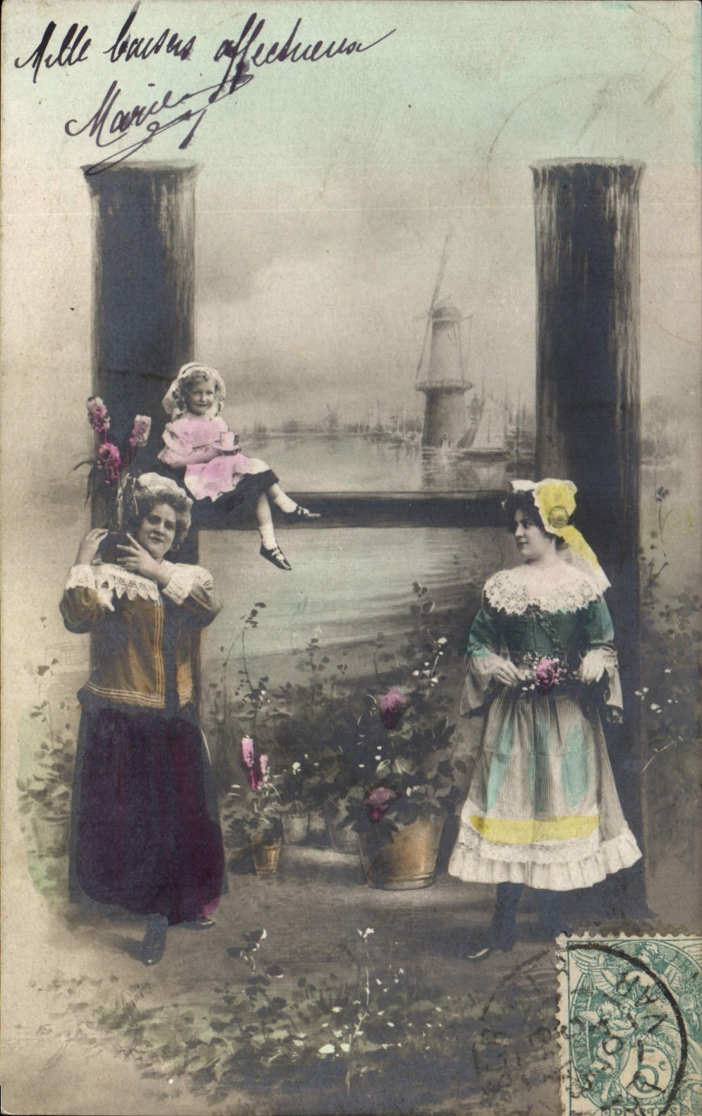 Deux femmes et une petite fille — scène de quai avec moulin à vent — éditeur non identifié