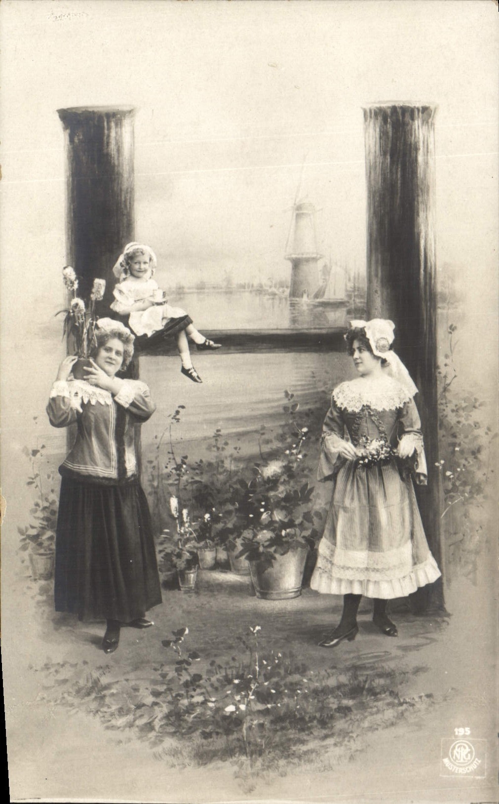Deux femmes et une enfant — scène de jardin avec moulin à vent en arrière-plan — éditeur NRC, n° 195