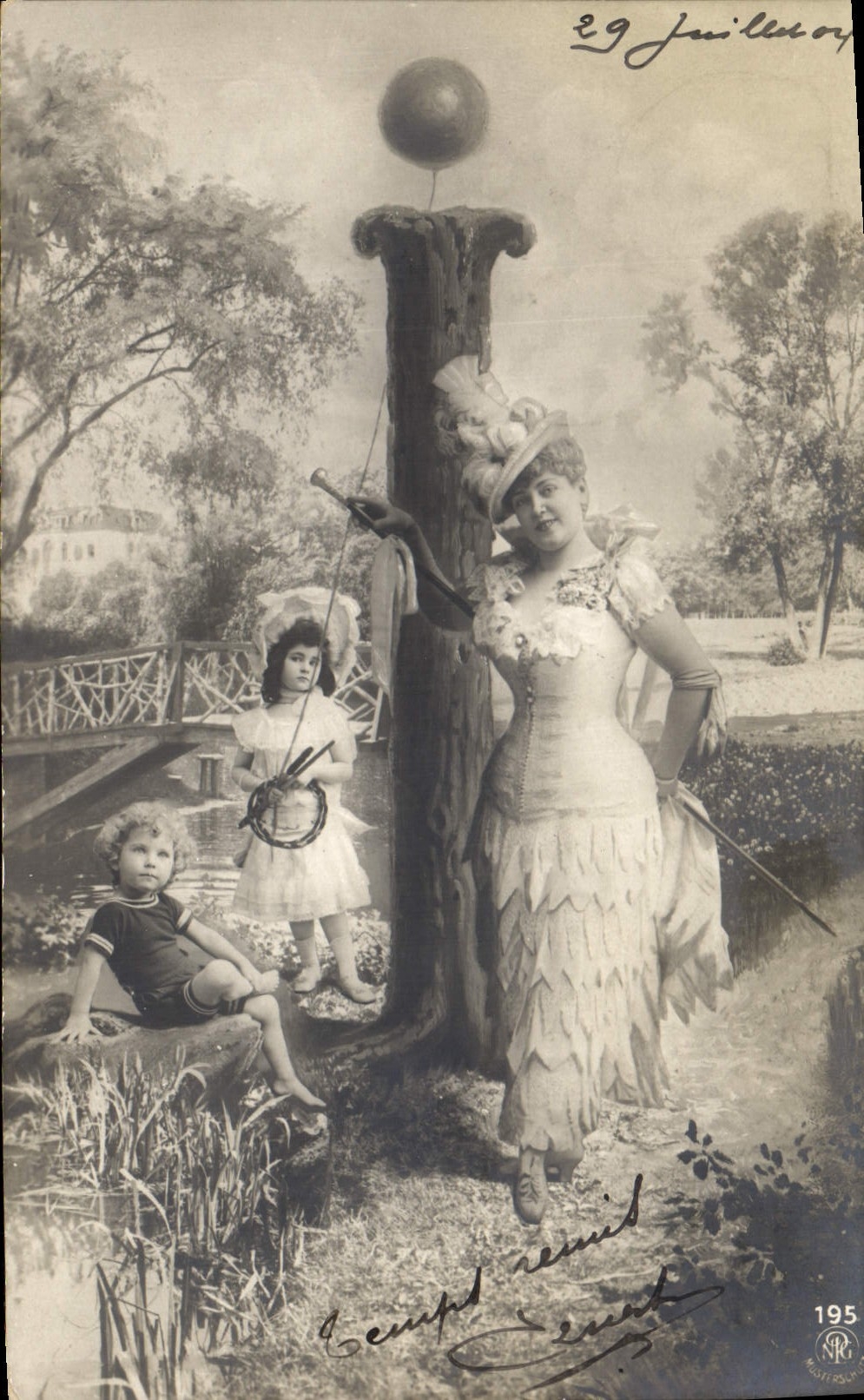 Femme et enfants près d'un puits — scène de jardin — éditeur Cempd remid, n° 195