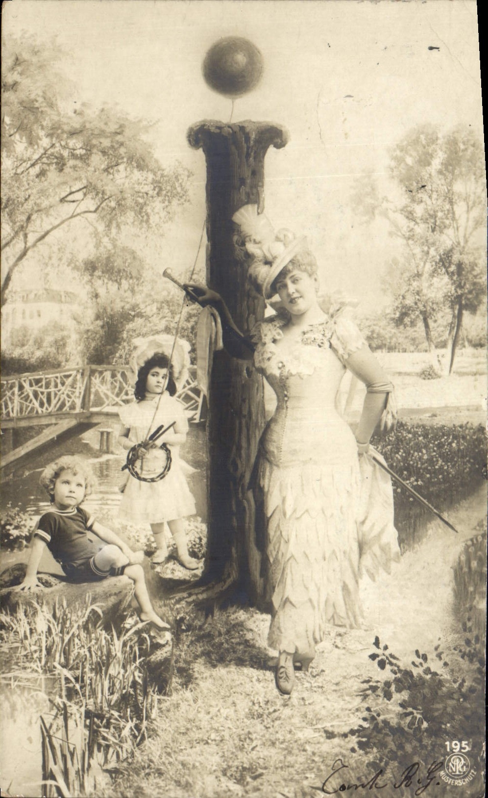 Femme et enfants dans un parc — scène de jardin — Éditeur Cornh B.G., n° 195