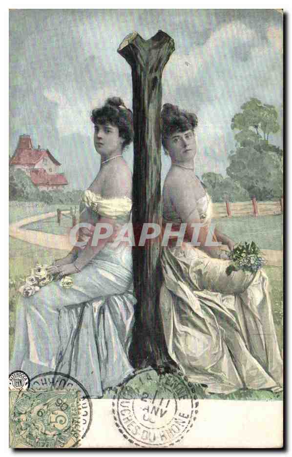 Deux jeunes femmes assises de part et d'autre d'un tronc d'arbre — éditeur anonyme, n° de série non visible
