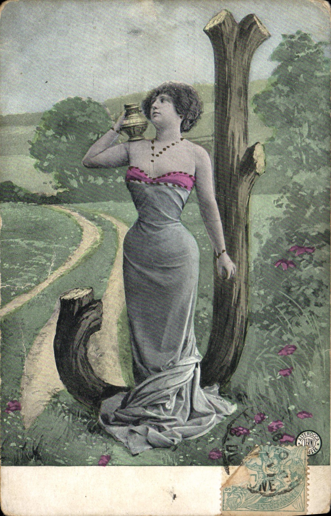 Femme en robe grise tenant un vase — scène champêtre — éditeur A. Terny, série 'AEROCOA' (impression colorisée)
