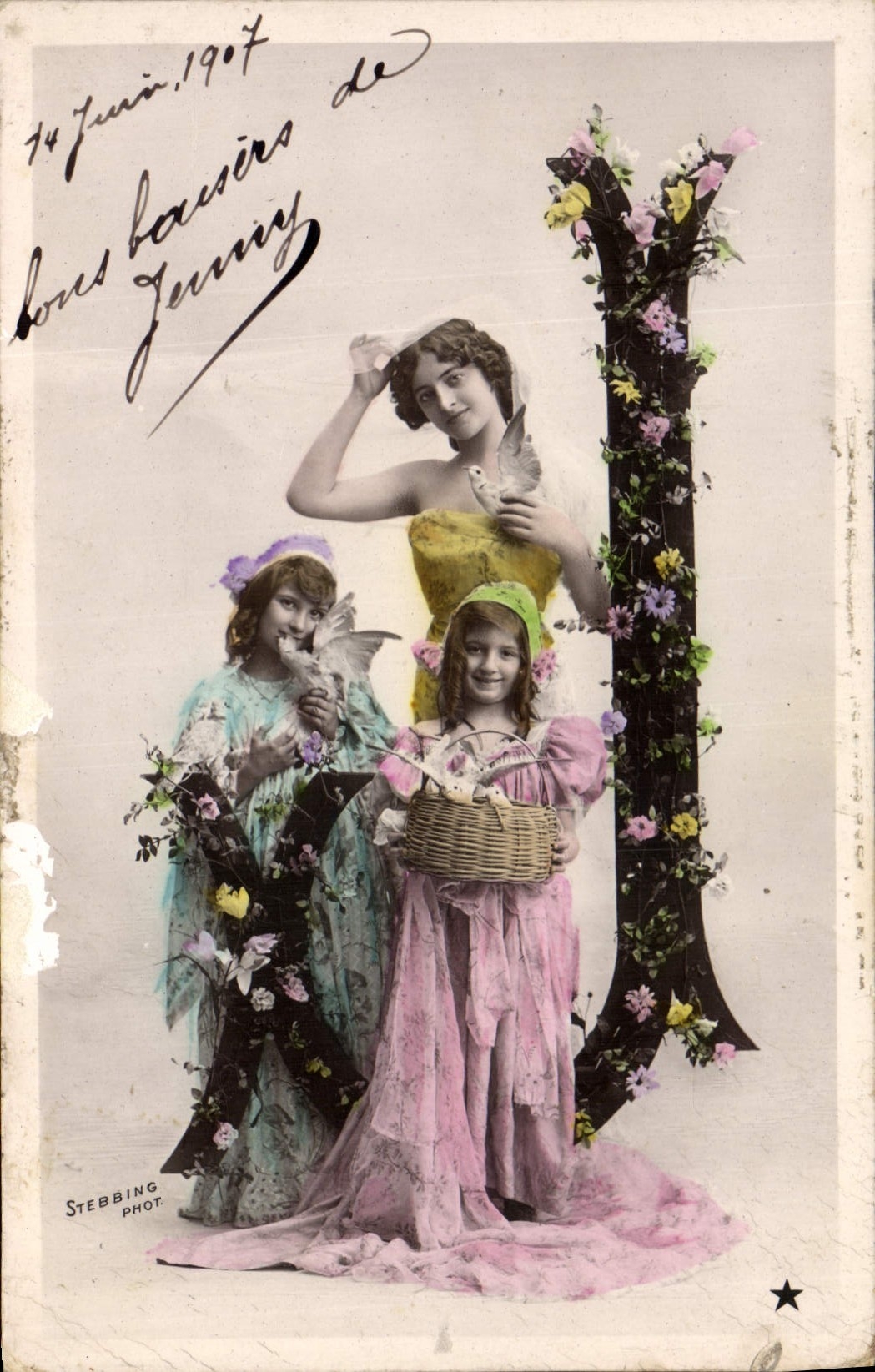 CPA Fantaisie Femme Lettres Lettre J Enfants 