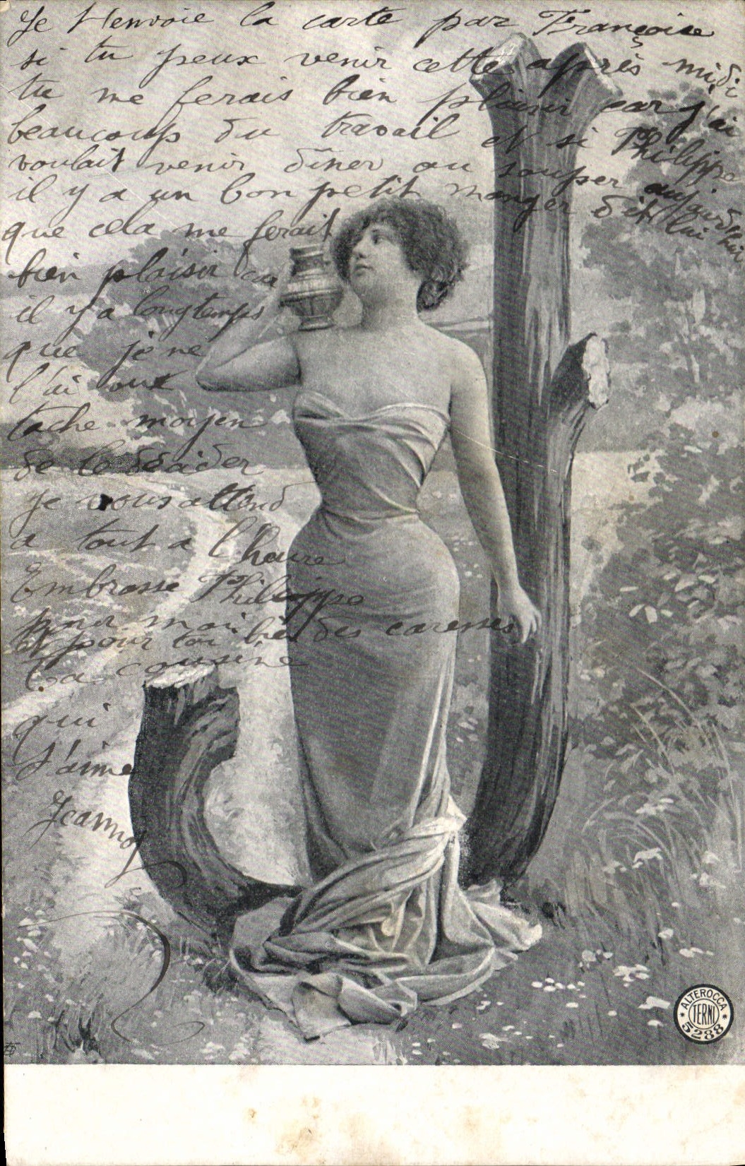 Femme en robe longue — devant un tronc d'arbre — éditeur ATEROCO, n°5