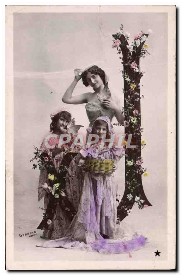 Trois jeunes femmes en costume de scène — Stebbing Phot — n° de série non visible