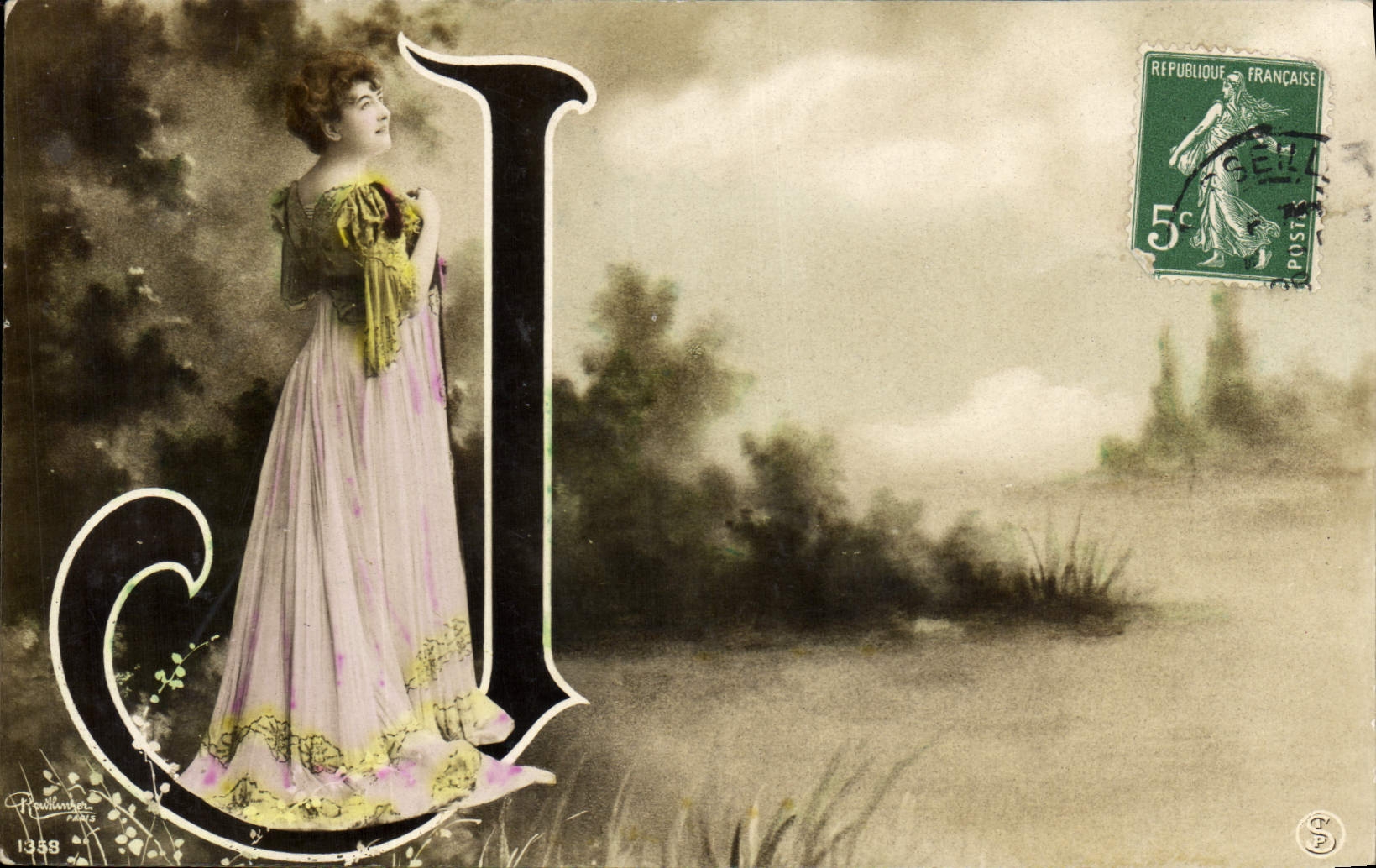 Femme en robe de bal — décor de lettres stylisées — éditeur Phyllis (n°1338)
