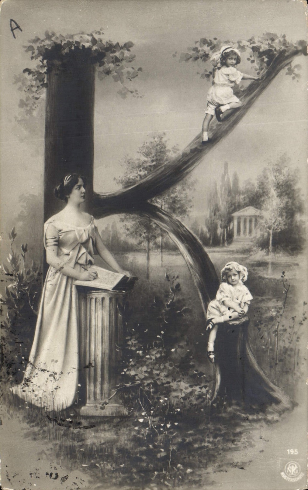 Femme et enfants dans un décor de lettres — éditeur NRG, n° 195