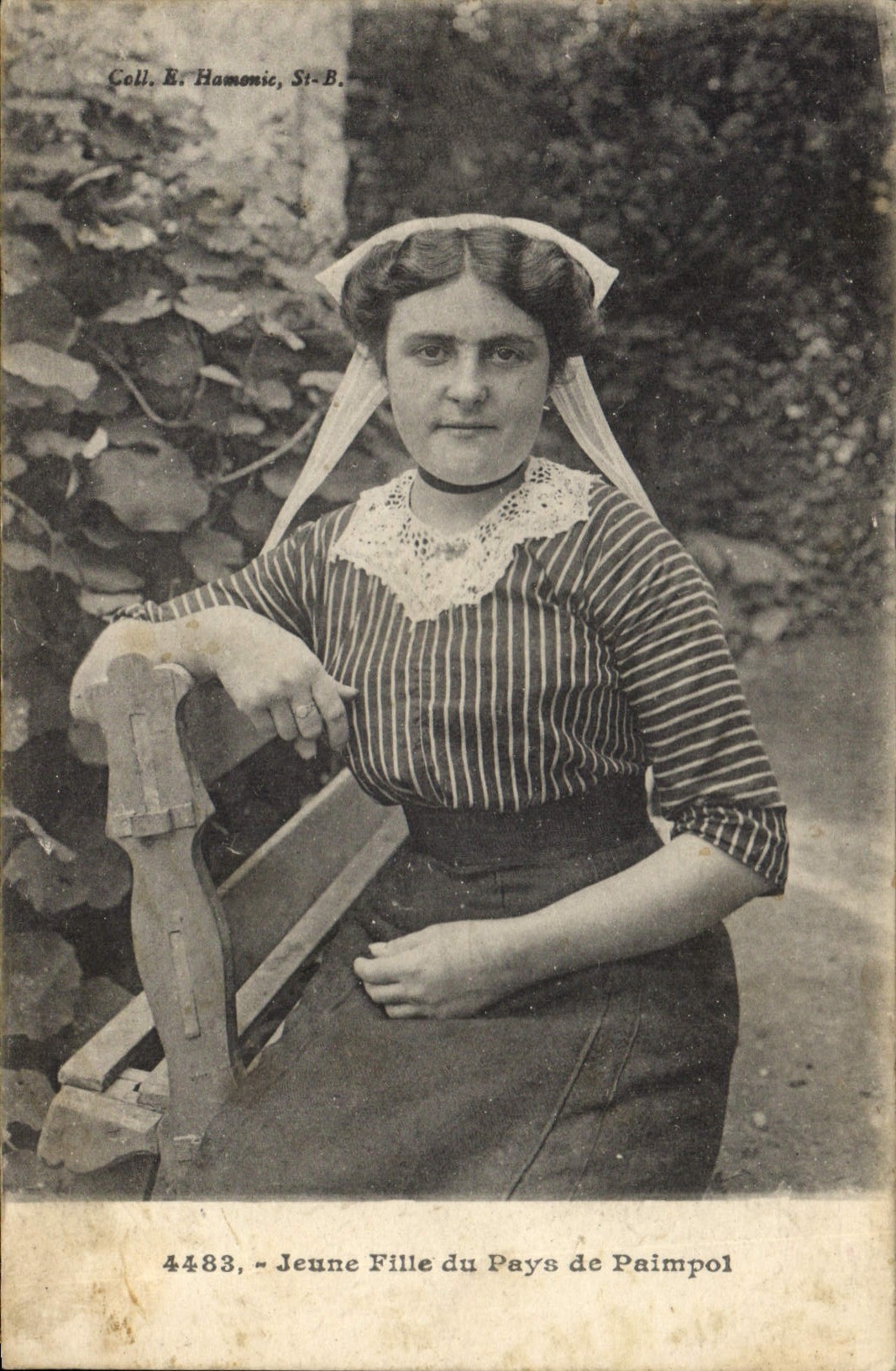 CPA Folklore Jeune fille du Paus de Paimpol