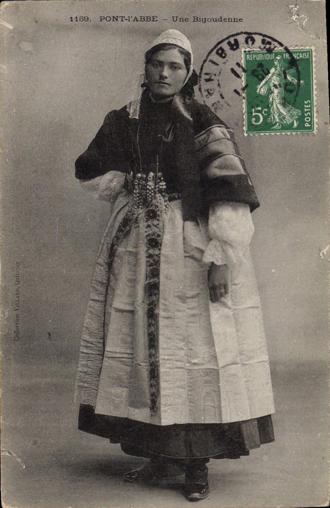 CPA Folklore Pont L'Abbe Une bigoudenne