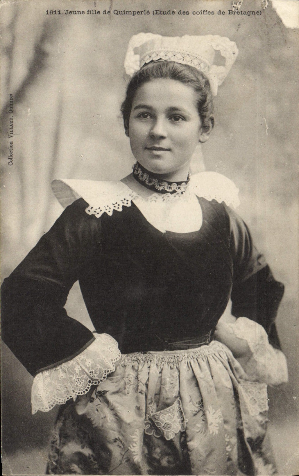 CPA Folklore Jeune fille de Quimperle 