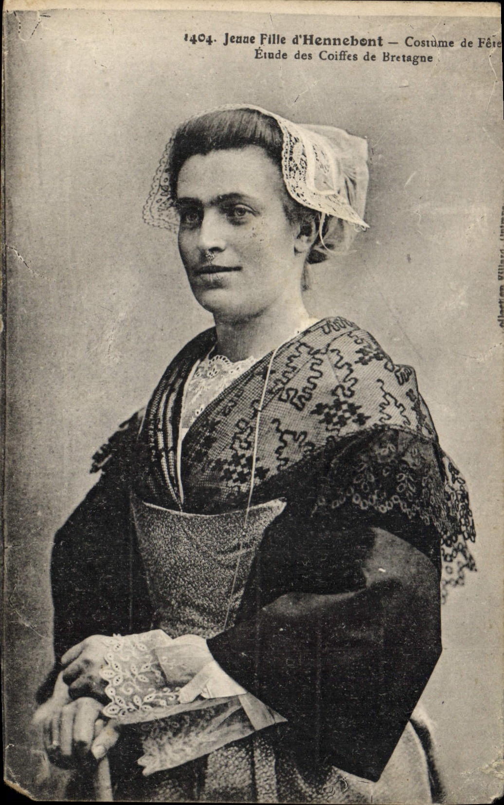 CPA Folklore Jeune fille d'Hennebont Costume de Fete