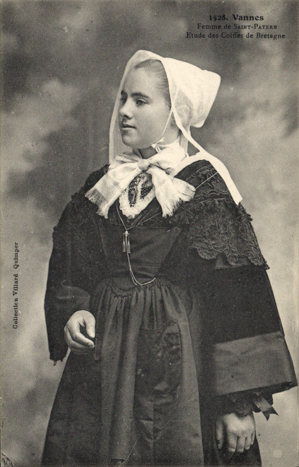 CPA Folklore Femme de Saint Patern 