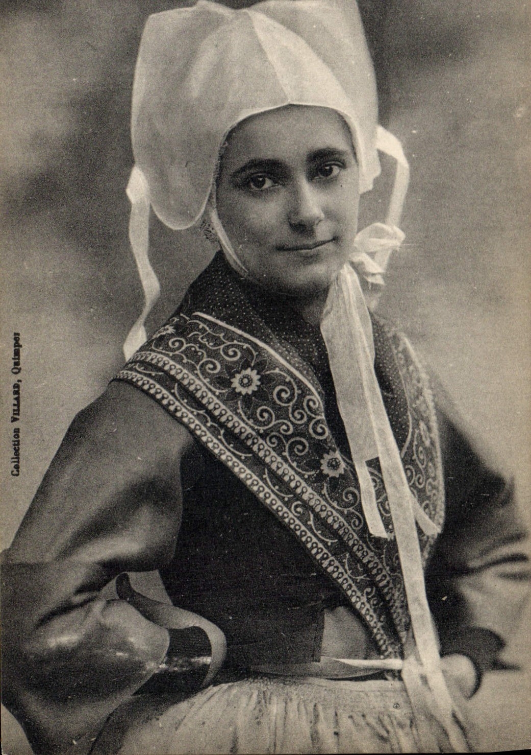 CPA Folklore Jeune fille de Plougastel Daoulas 