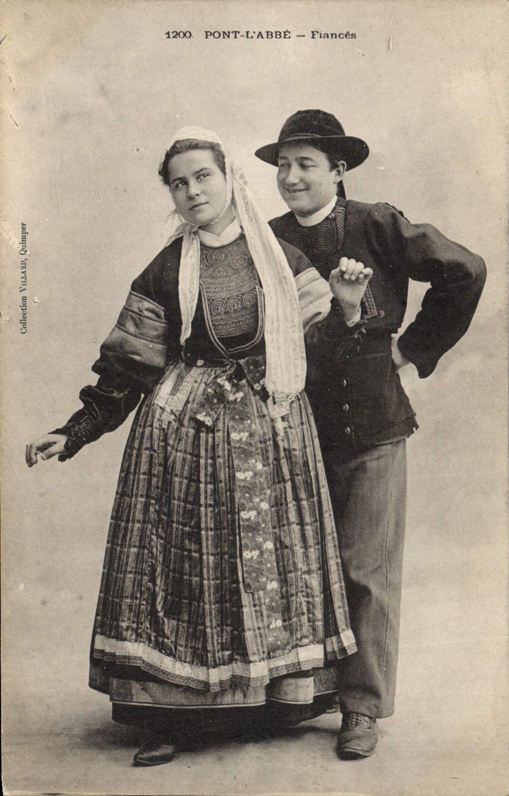 CPA Folklore Pont L'Abbe Fiances