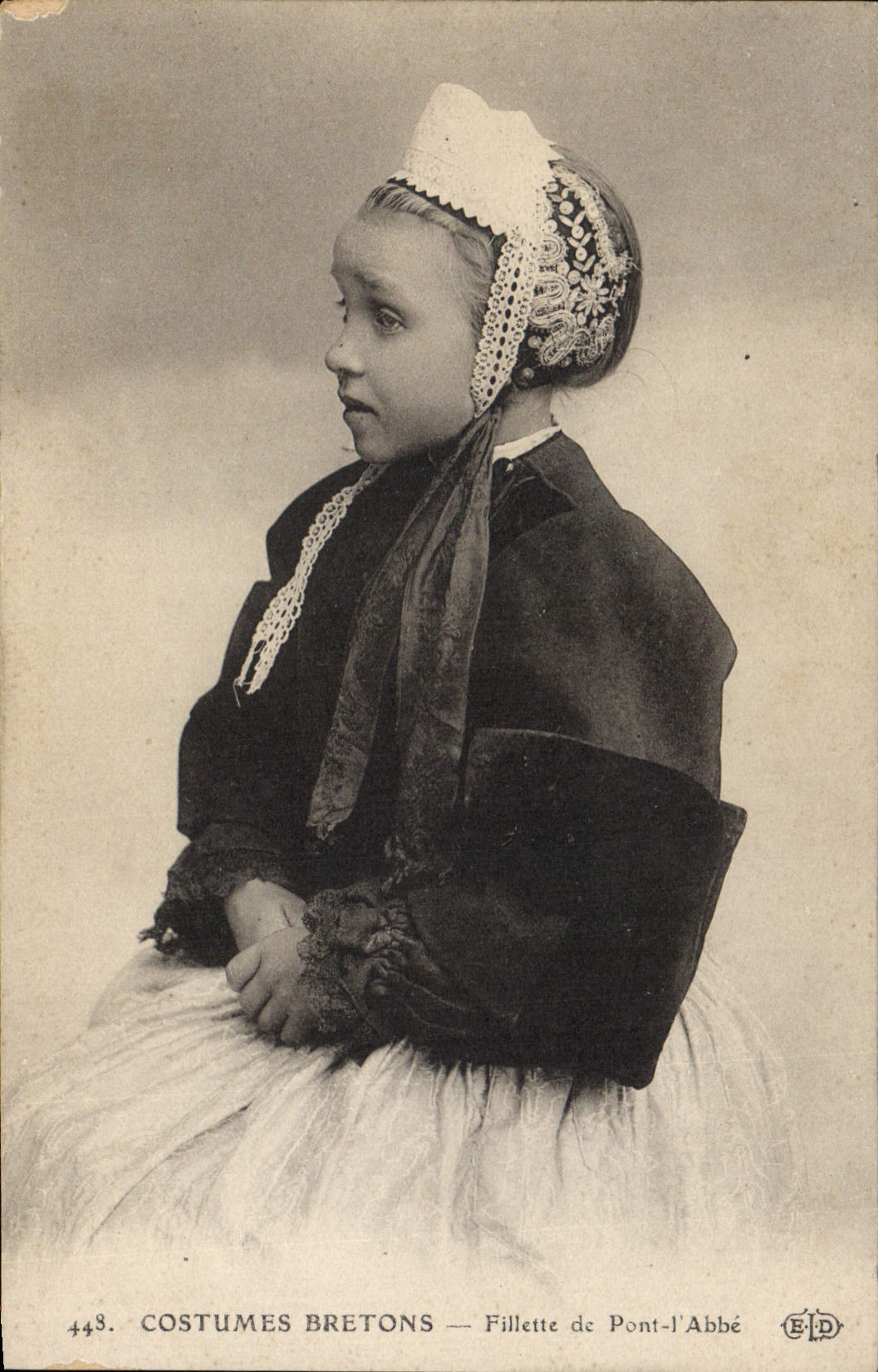 CPA Folklore Fillette de Pont L'Abbe