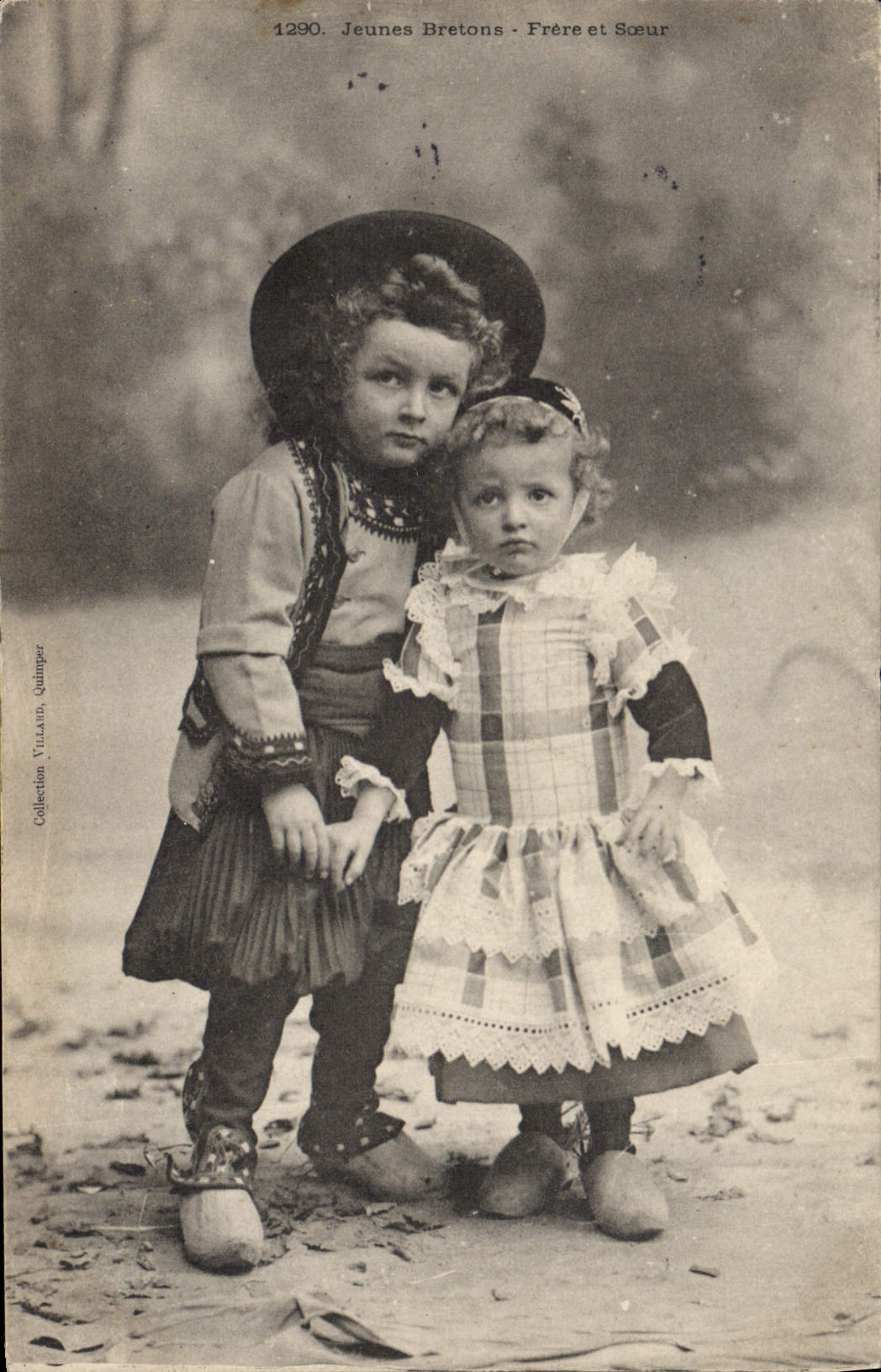 CPA Folklore Jeunes Bretons Frere et soeur Enfants