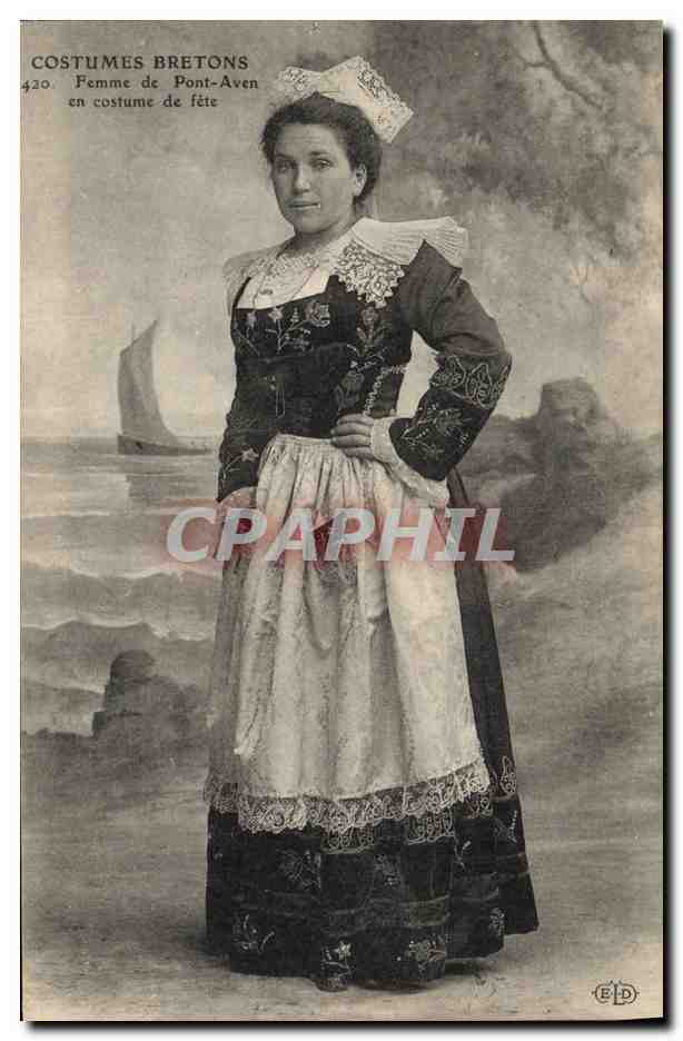 CPA Folklore Femme de Pont Aven en costume de fete