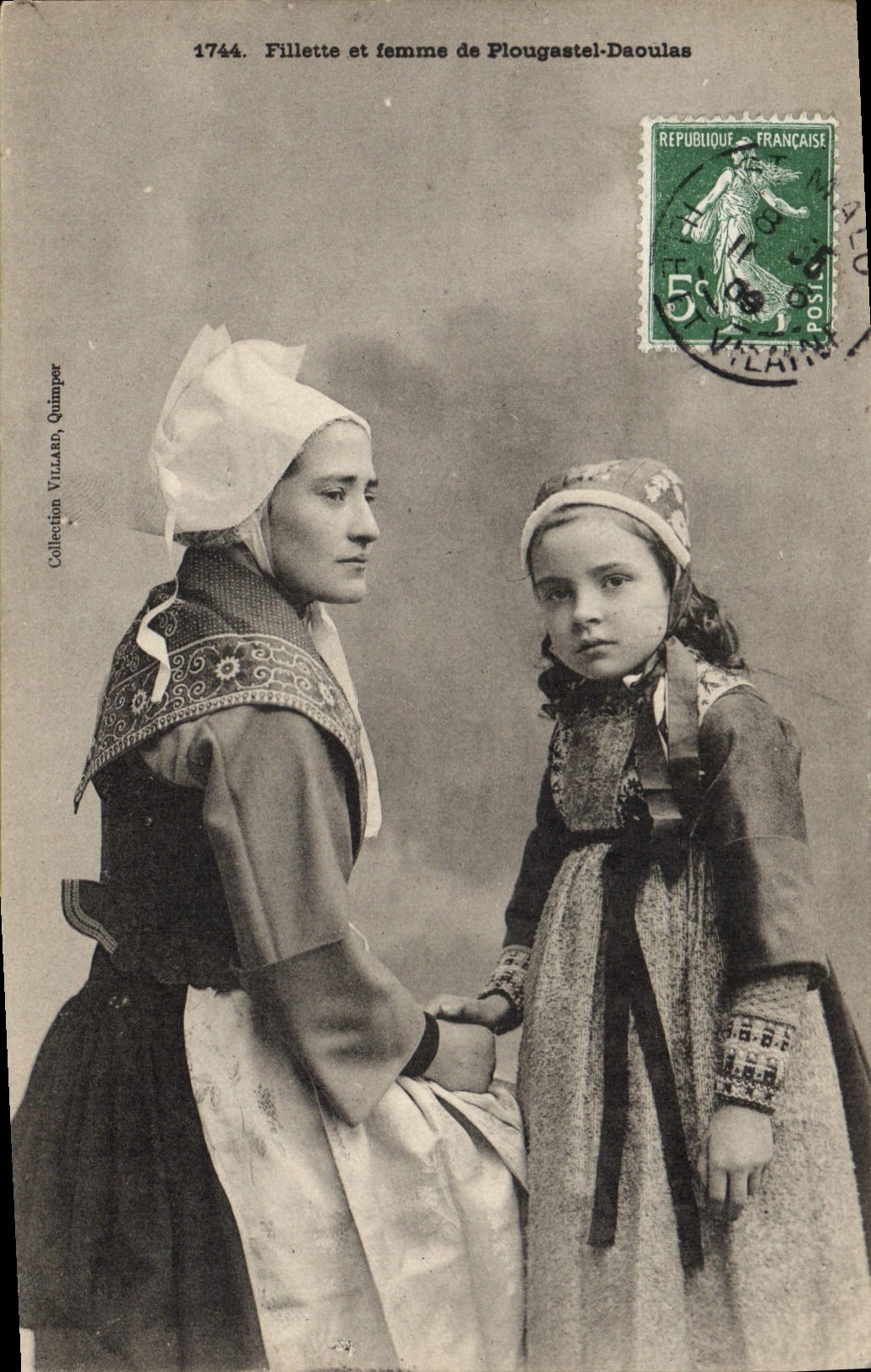 CPA Folklore Fillette et femme de Plougastel Daoulas