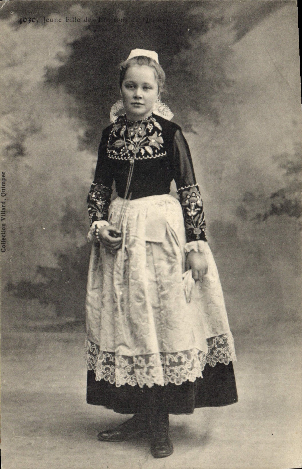 CPA Folklore Jeune fille des environs de Quimper