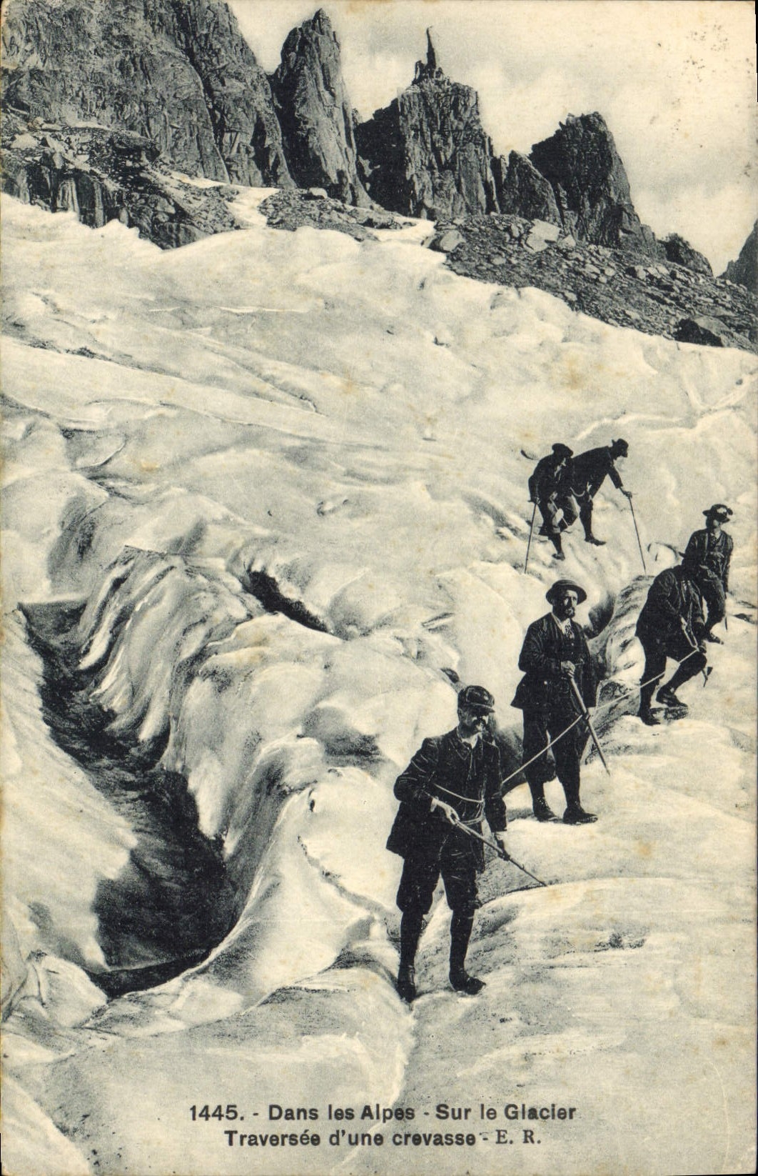 Traversée d'une crevasse - Sur le Glacier - E. R.