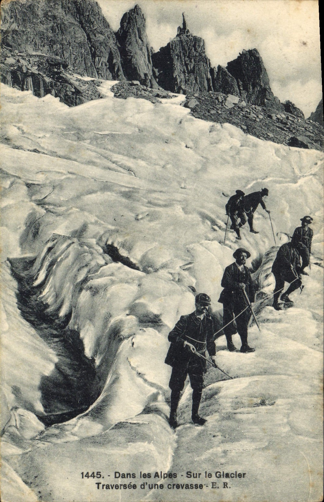 Dans les Alpes - Sur le Glacier - Traversée d'une crevasse - E.R. - n°1445