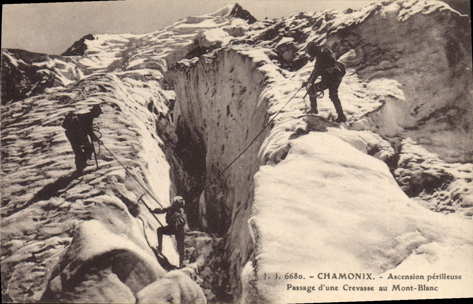 Chamonix — Passage d'une crevasse au Mont-Blanc — J. J. 6680