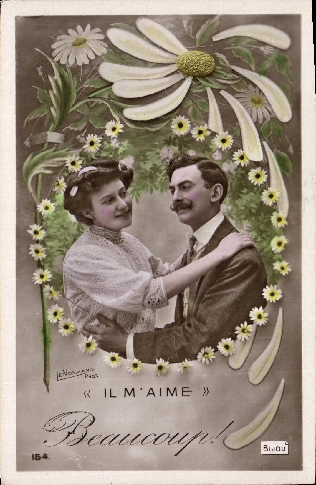 CPA Fantaisie Langage des Fleurs Il m'aime Femme 