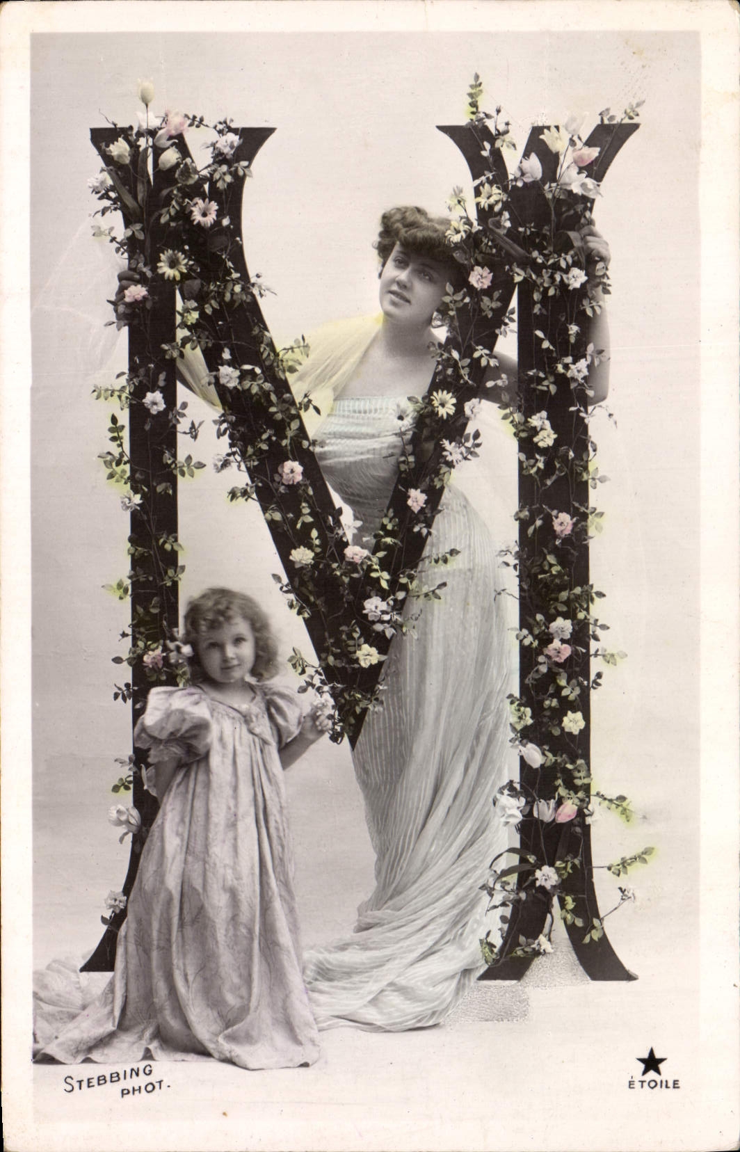 CPA Fantaisie Femme Lettres Lettre M Enfant 