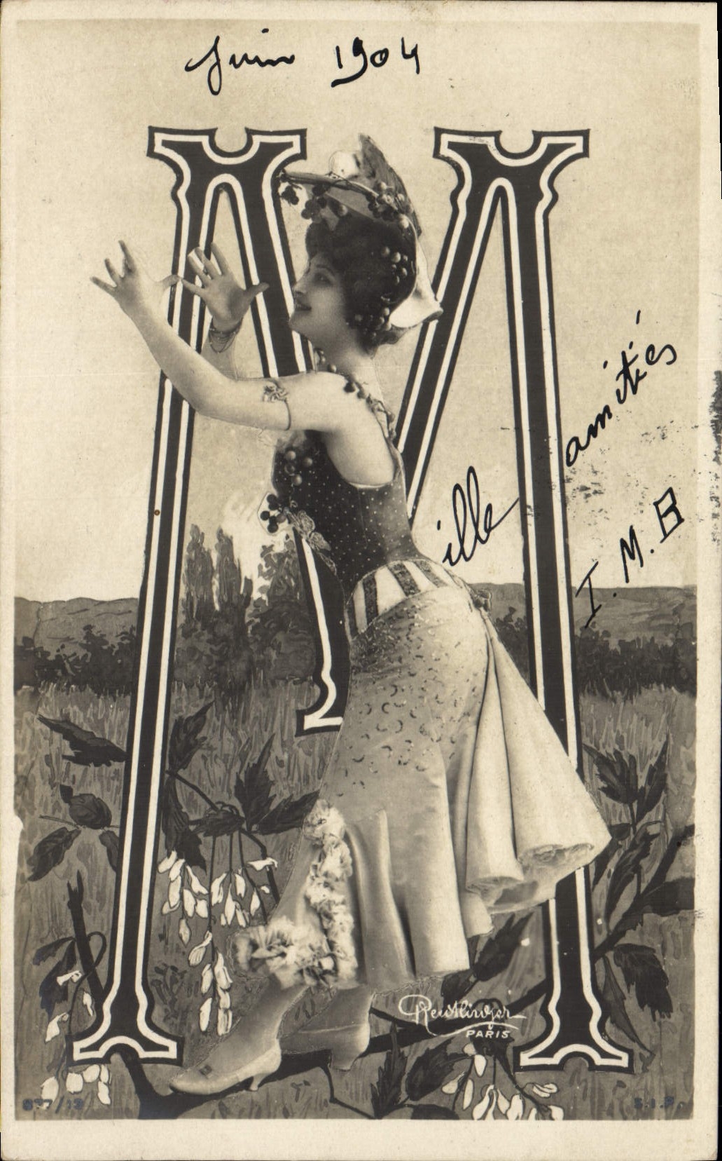 Femme en robe de soirée — devant une grande lettre 'M' — éditeur Perret & Cie, Paris, n° 87/15