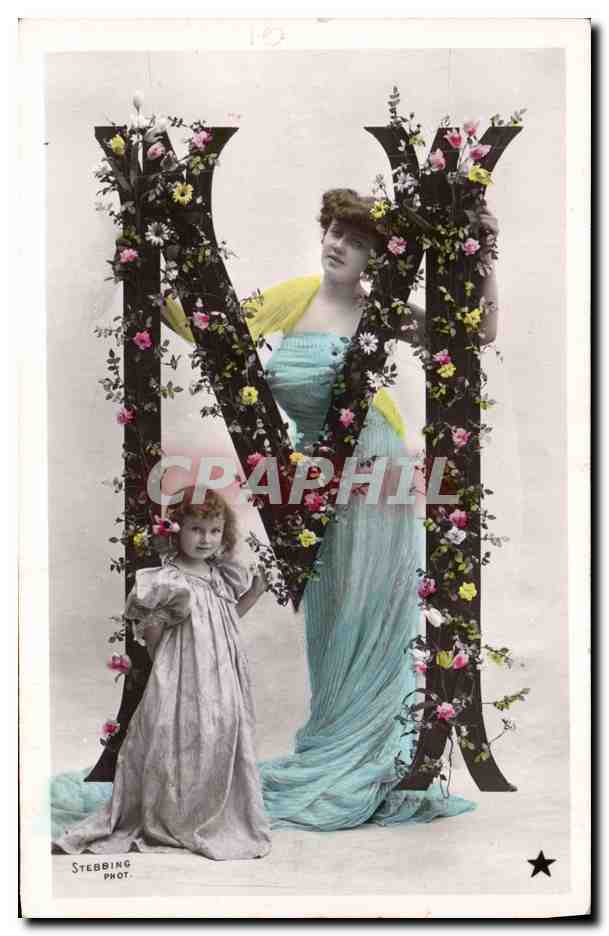 Femme et enfant devant une lettre N décorée — Stebbing Phot.