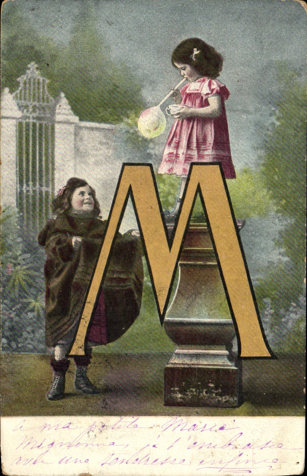 CPA Fantaisie Femme Lettres Lettre M Enfants 