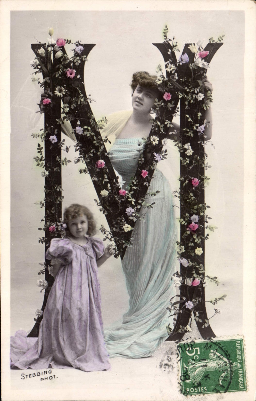 M — Femme et enfant devant une lettre ornée de fleurs — Stebbing Phot.