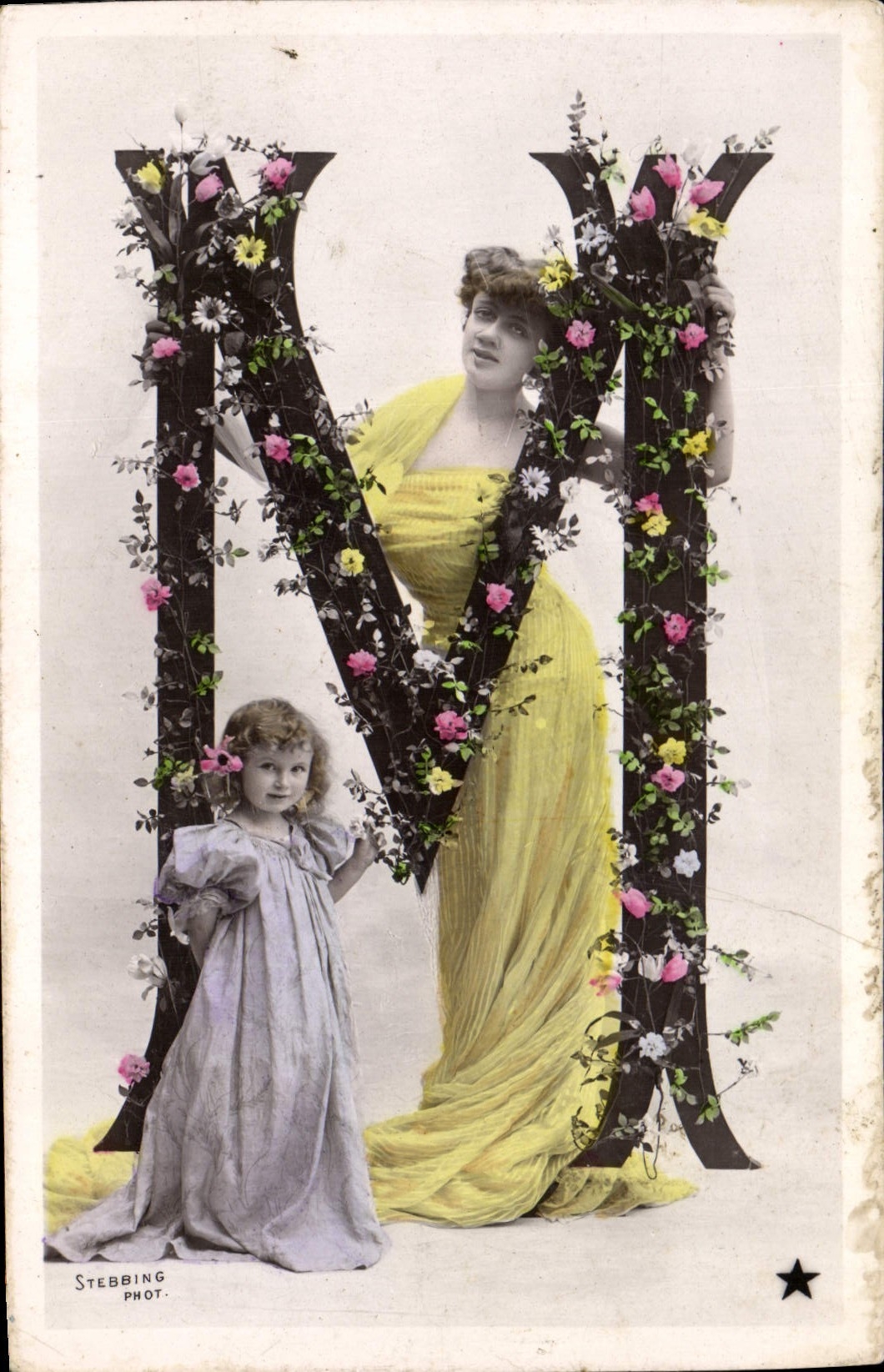 Femme et enfant devant une lettre ornée — Stebbing Phot.