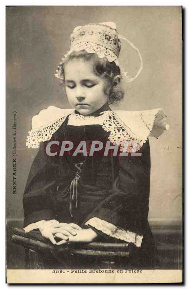 CPA Folklore Petite Bretonne en priere 