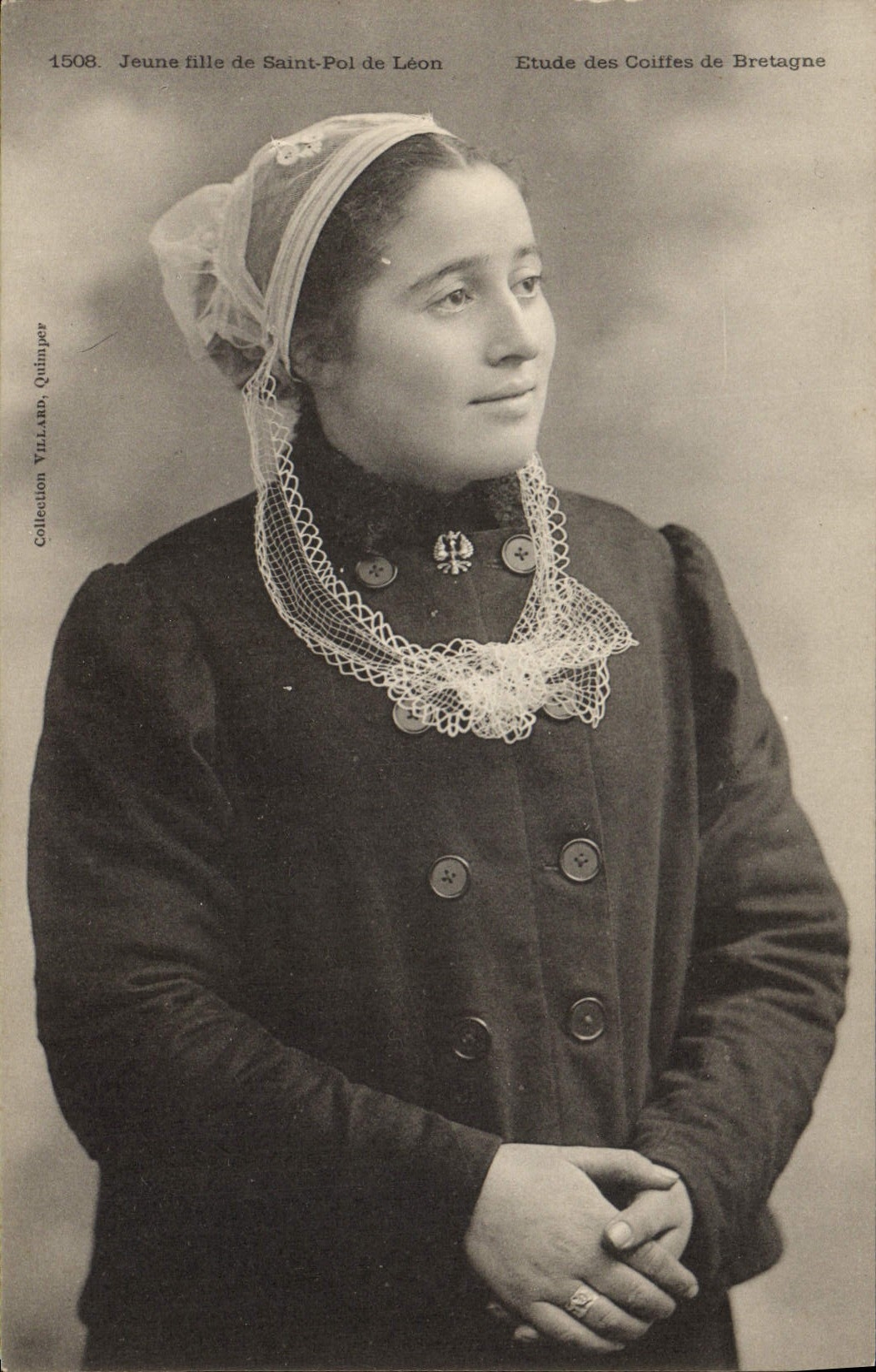 CPA Folklore Jeune fille de Saint Pol de Leon 